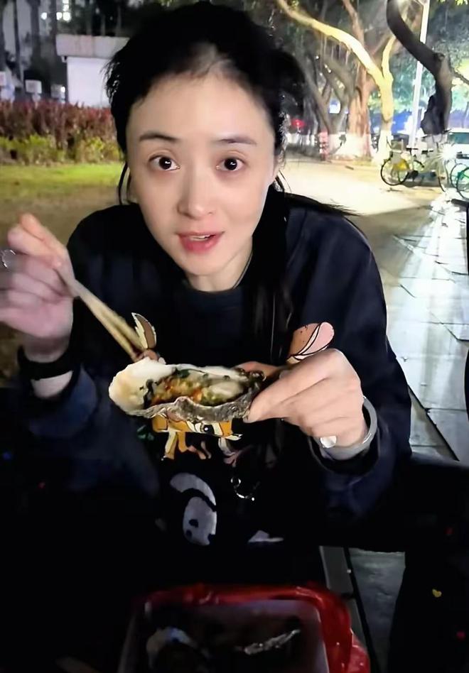 2只烤生蚝汤都喝干净直夸真好吃！尊龙凯时网蒋欣坐路边一口气狂炫1(图8)