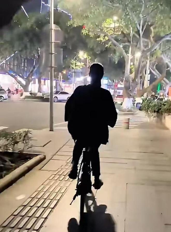2只烤生蚝汤都喝干净直夸真好吃！尊龙凯时网蒋欣坐路边一口气狂炫1(图7)