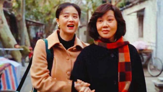 2只烤生蚝汤都喝干净直夸真好吃！尊龙凯时网蒋欣坐路边一口气狂炫1(图4)