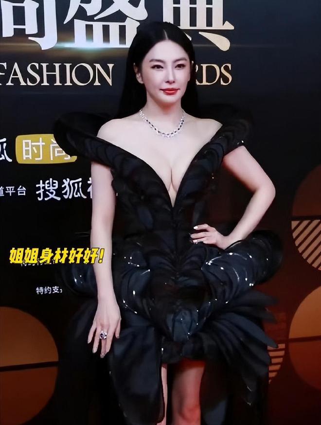 2只烤生蚝汤都喝干净直夸真好吃！尊龙凯时网蒋欣坐路边一口气狂炫1(图5)