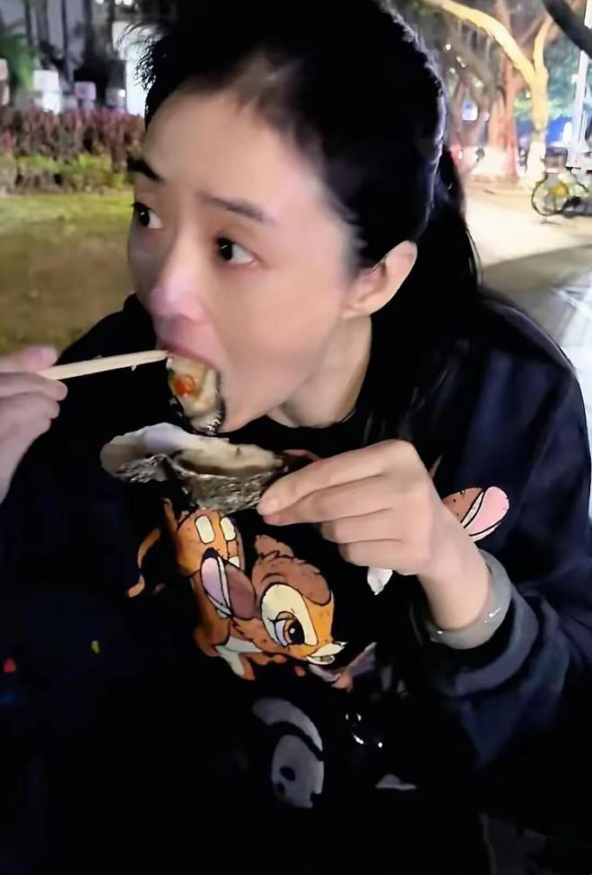 2只烤生蚝汤都喝干净直夸真好吃！尊龙凯时网蒋欣坐路边一口气狂炫1(图9)