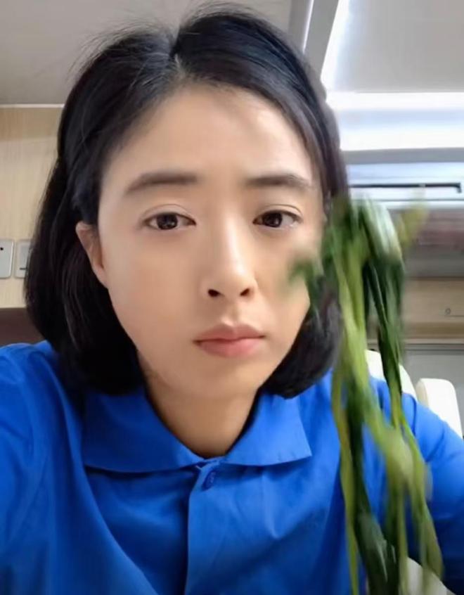 2只烤生蚝汤都喝干净直夸真好吃！尊龙凯时网蒋欣坐路边一口气狂炫1(图11)