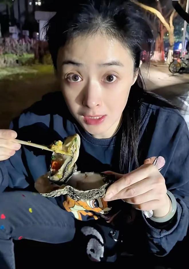 2只烤生蚝汤都喝干净直夸真好吃！尊龙凯时网蒋欣坐路边一口气狂炫1(图10)