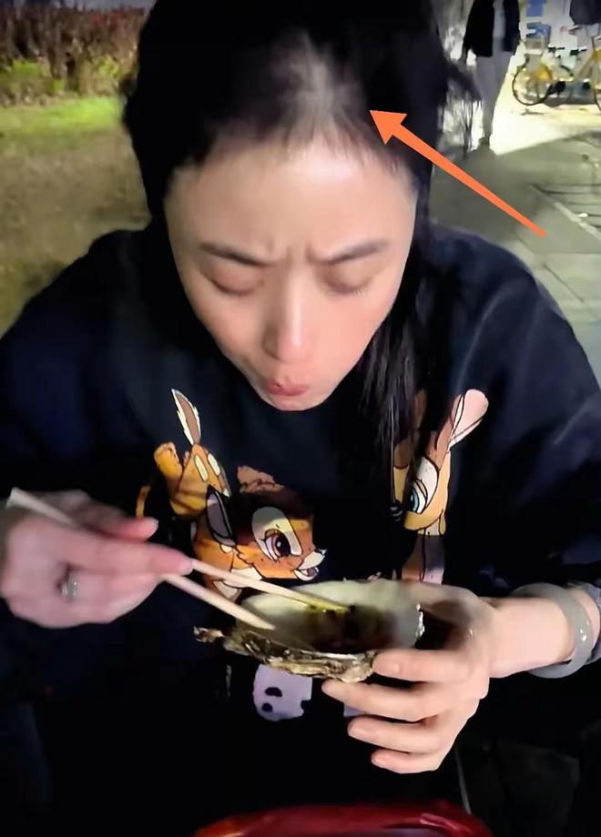 2只烤生蚝汤都喝干净直夸真好吃！尊龙凯时网蒋欣坐路边一口气狂炫1(图13)